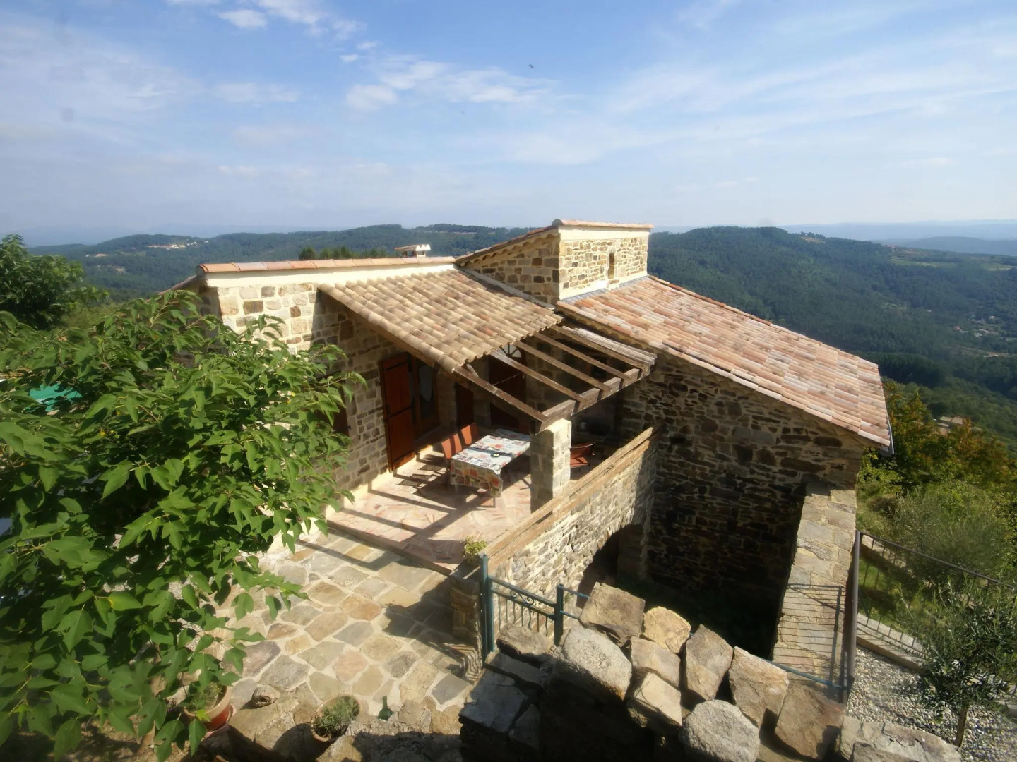 Beautiful house made of natural stone, with swimming pool and very nice view