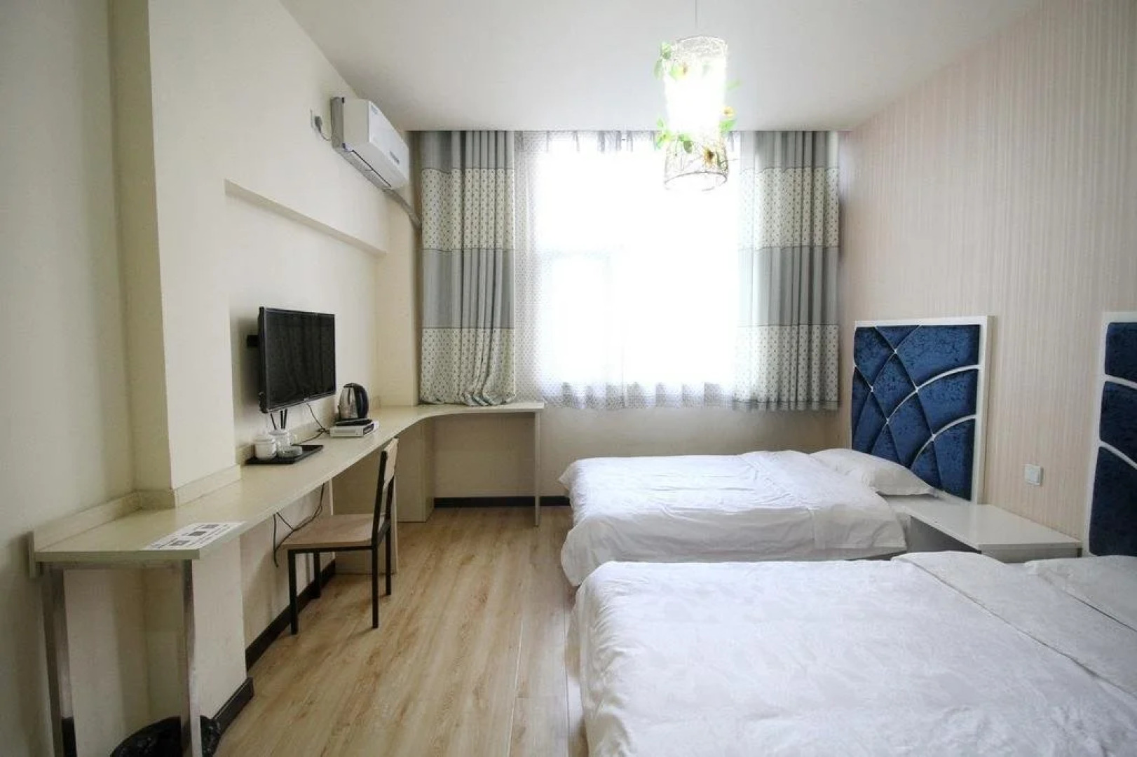 Nocturne Phoenix International Youth Hostel