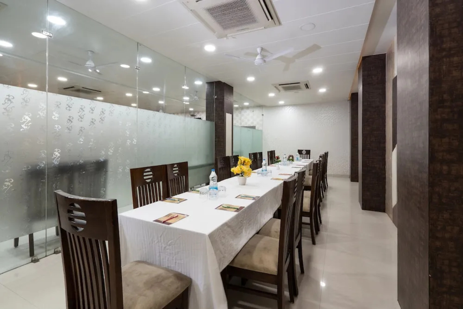 OYO 8955 Hotel Bobina