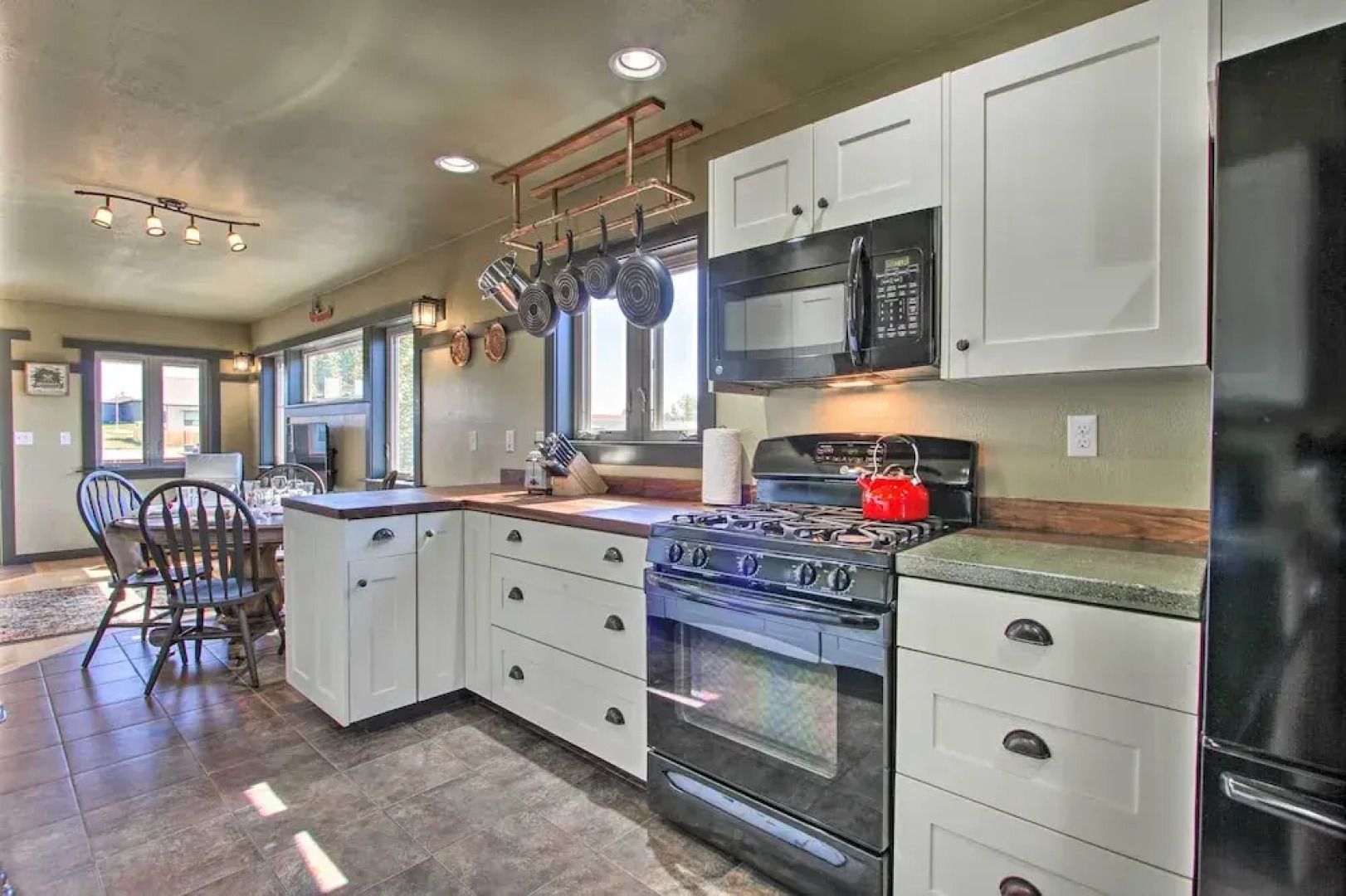 Pet-friendly Choteau Townhouse With Gas Grill!