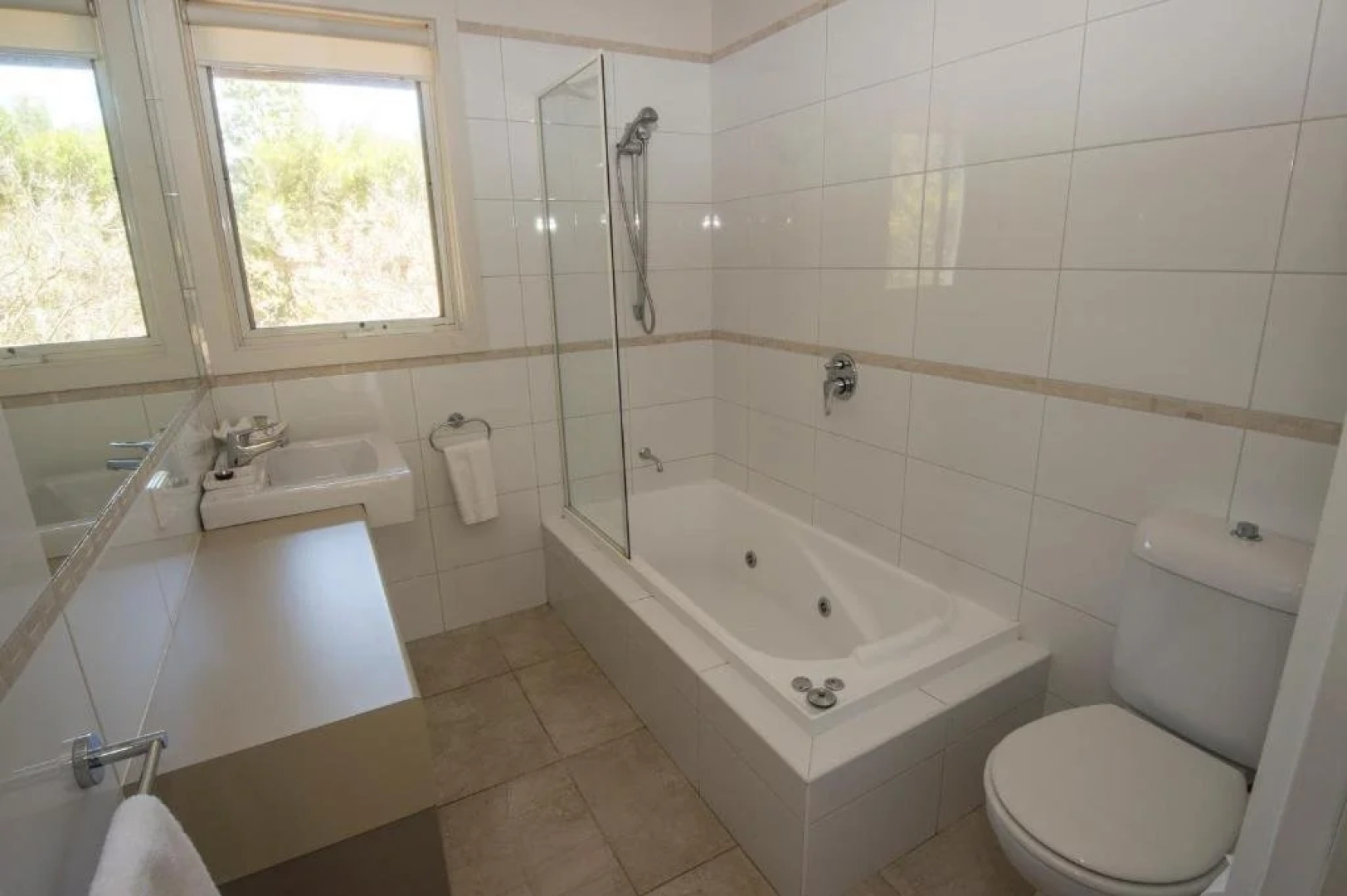 The Lakes Beachfront Holiday Retreat