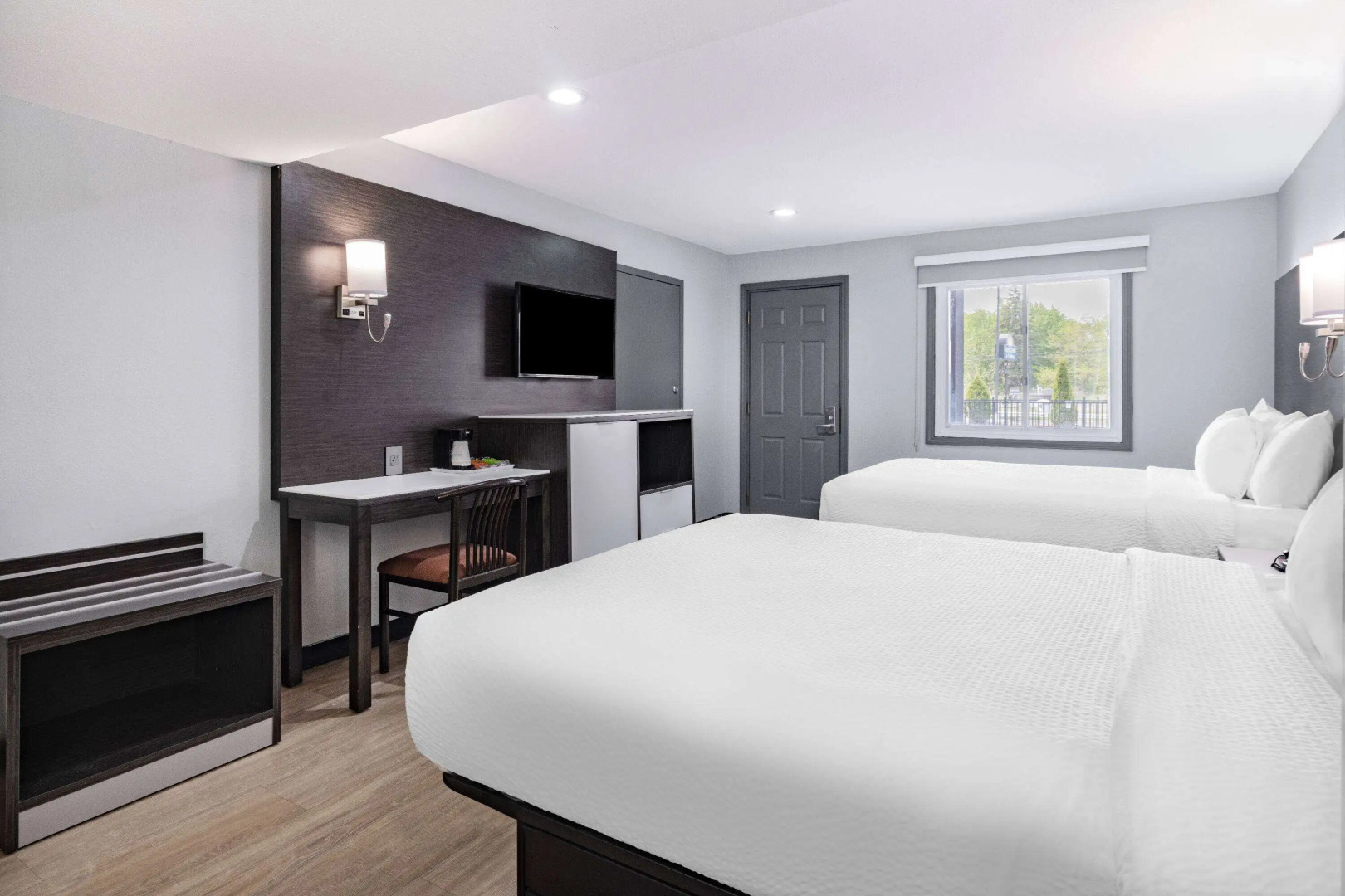 Days Inn & Suites by Wyndham Niagara Falls/Buffalo