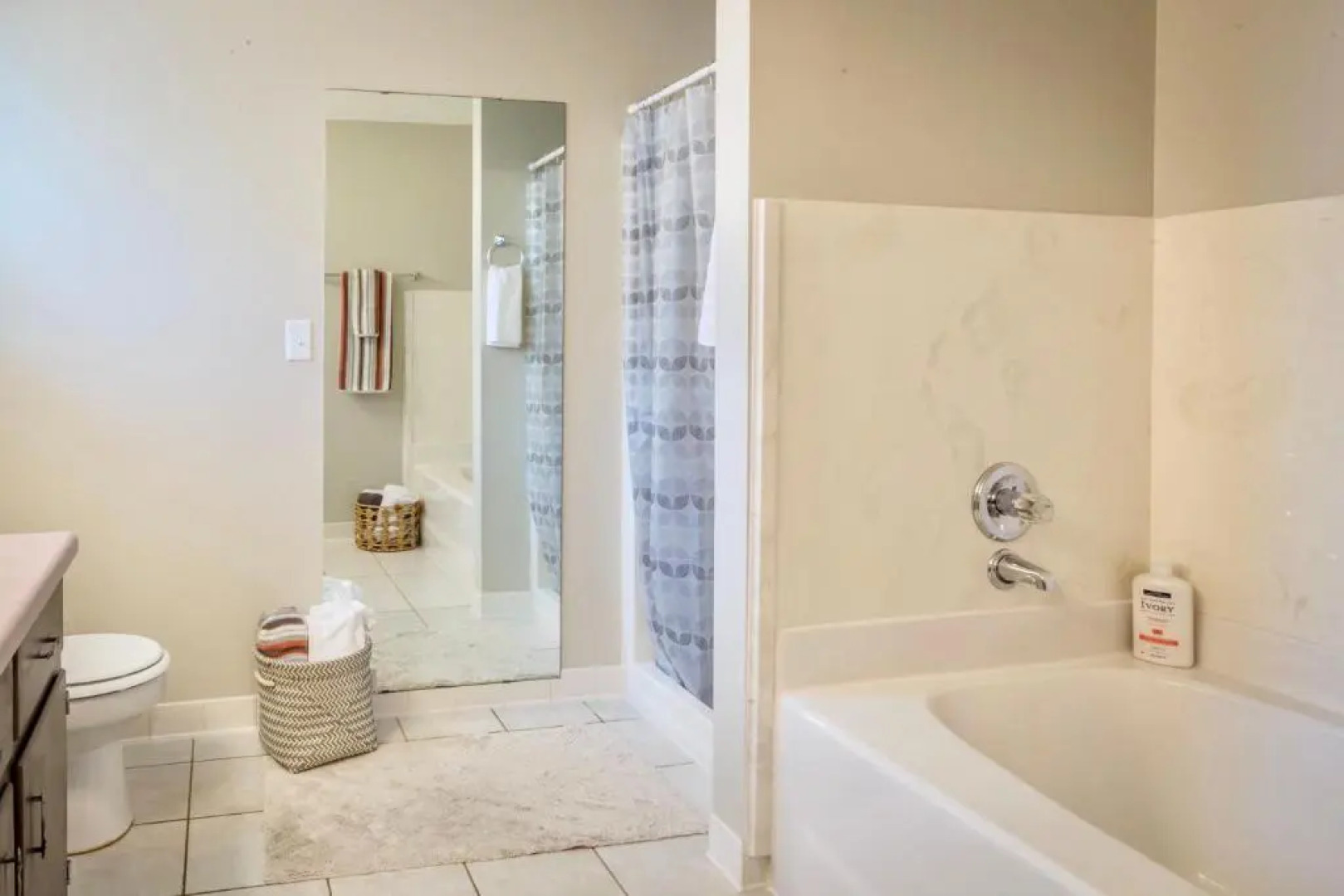 Life's a Breeze! Updated 3B Home 10 min to Beach!