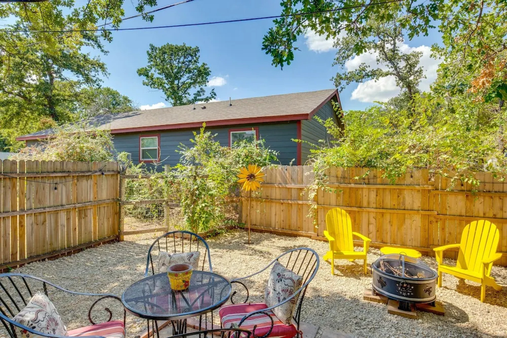 Charming Granbury Cottage Retreat w/ Private Patio