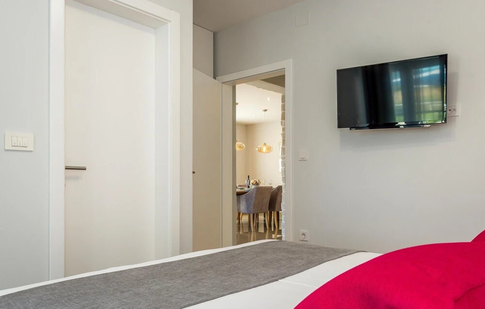 Amazing Home in Siveric with Hot Tub, Sauna & WiFi