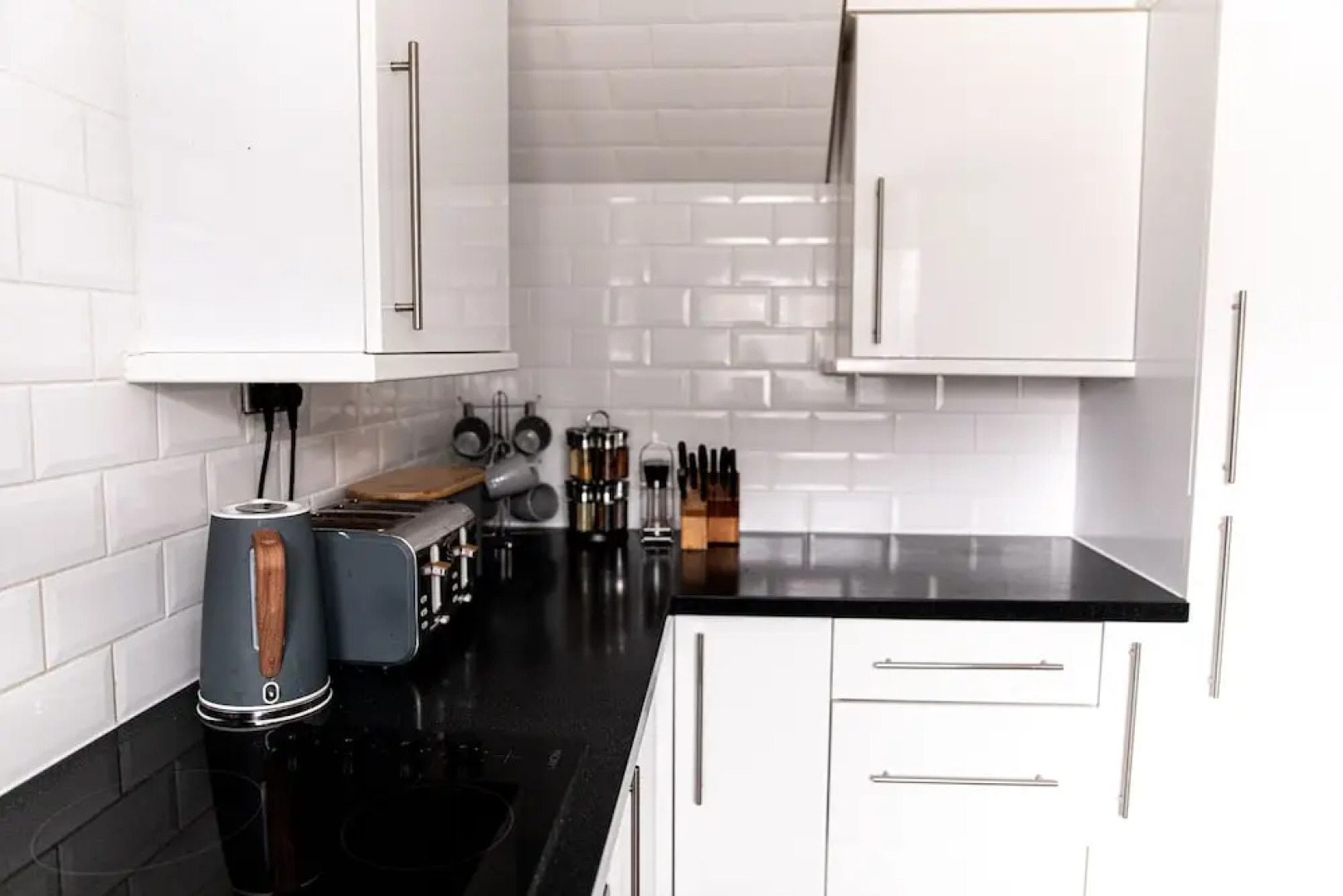 3 Bed House - Sleeps 6 - Garden - Parking - Wifi