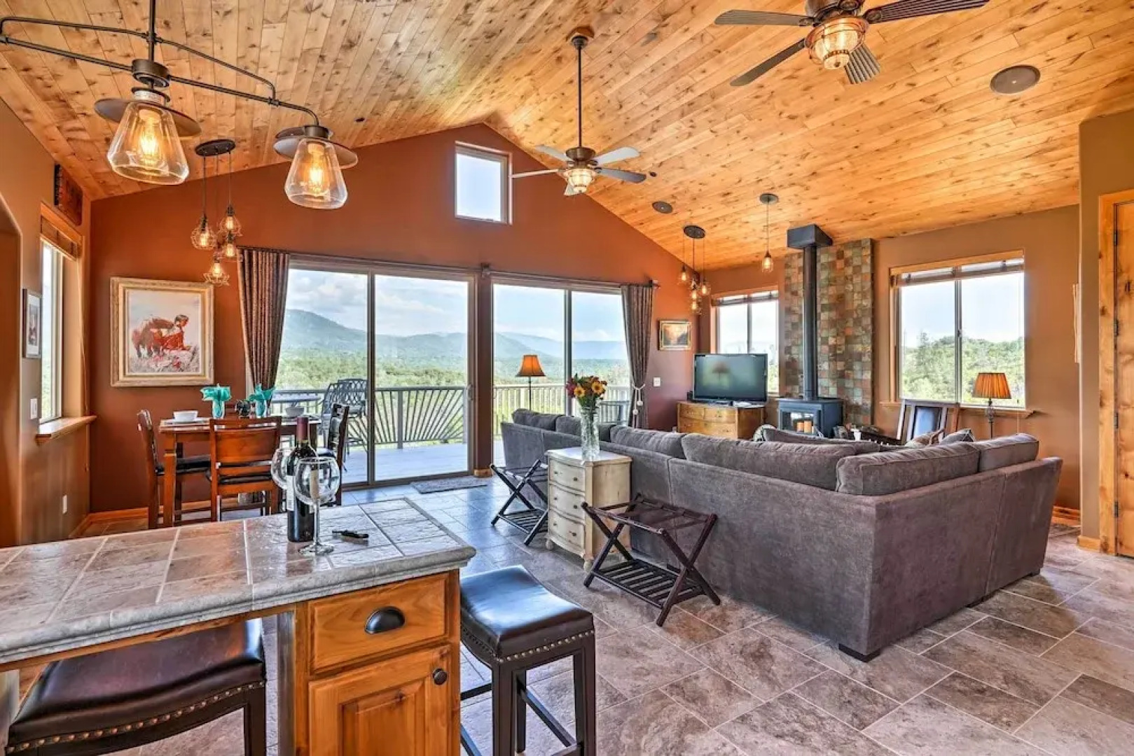 28 Mi to Yosemite: Lovely Mtn Cottage w/ Deck!