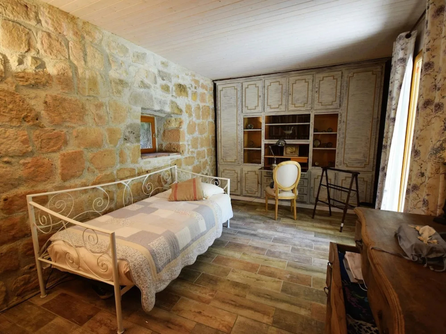 Authentic Castle in Bon-Encontre with Open Kitchen