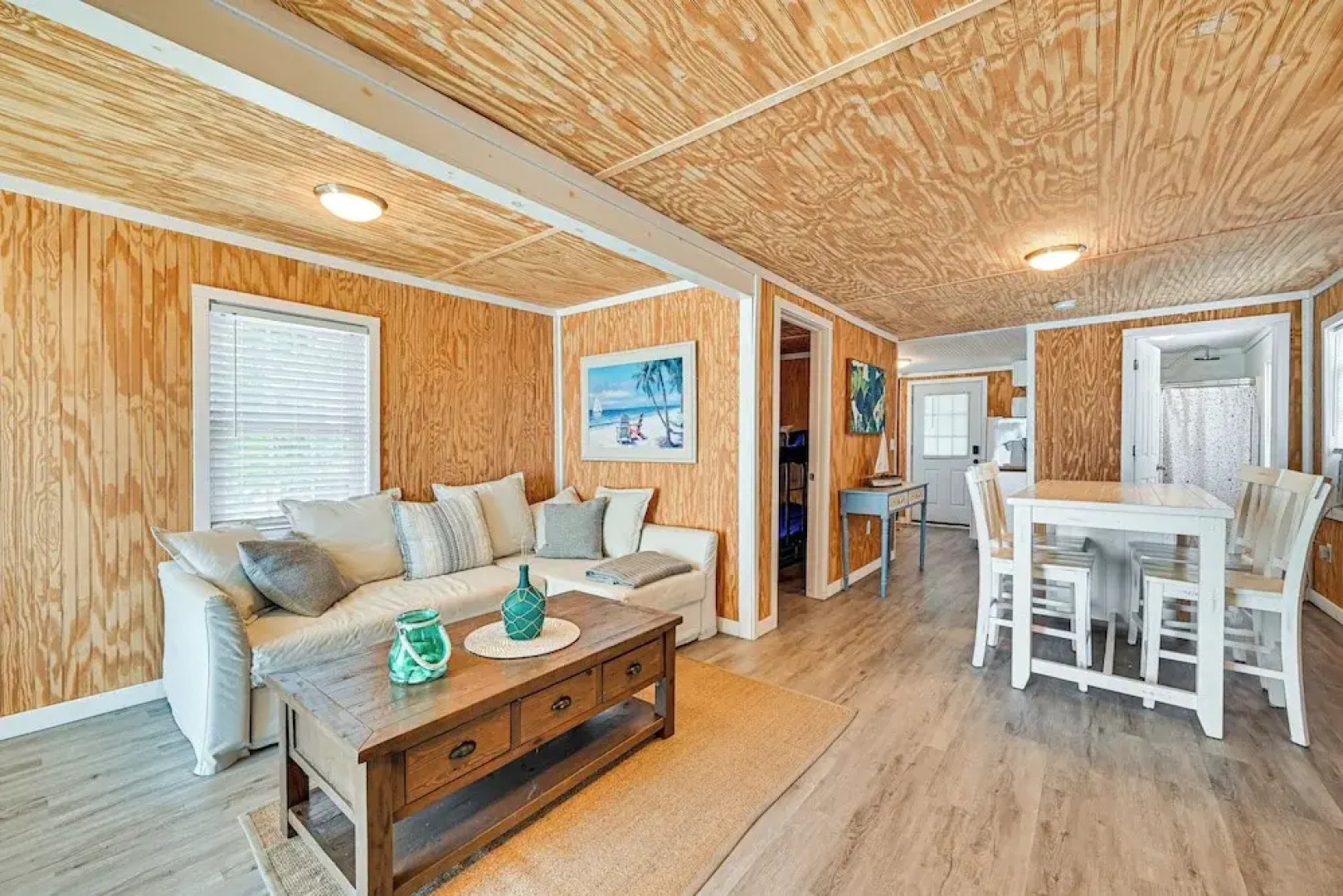 Inviting Beachfront Apartment in Hawk's Nest Beach