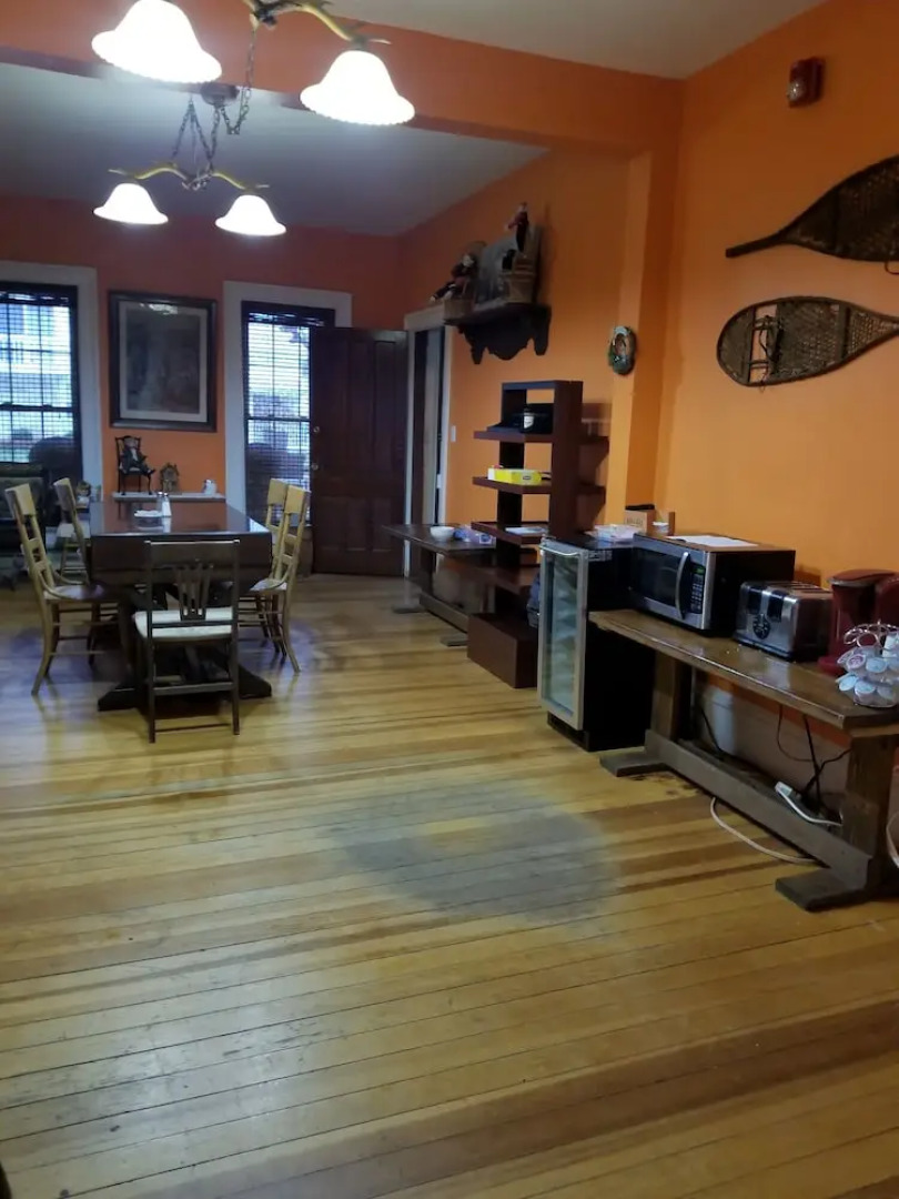 Hammos Pubstaurant and Lodge