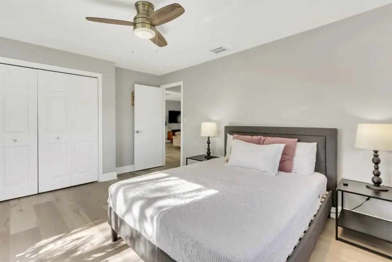 Watersedge - Private & Sanitized, Self Check-in. Perfect for Social Distancing & Working From Home. Private Pool, Pet Friendly. Super-host Support