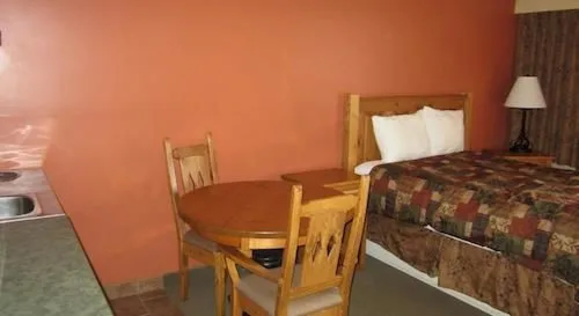 The Pinecone Inn & Suites