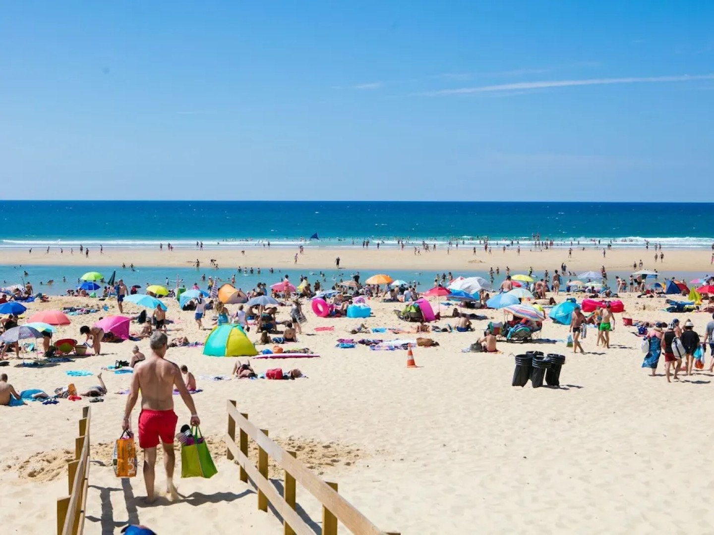 Cozy Mobile Home With Covered Terrace Close to the Beach