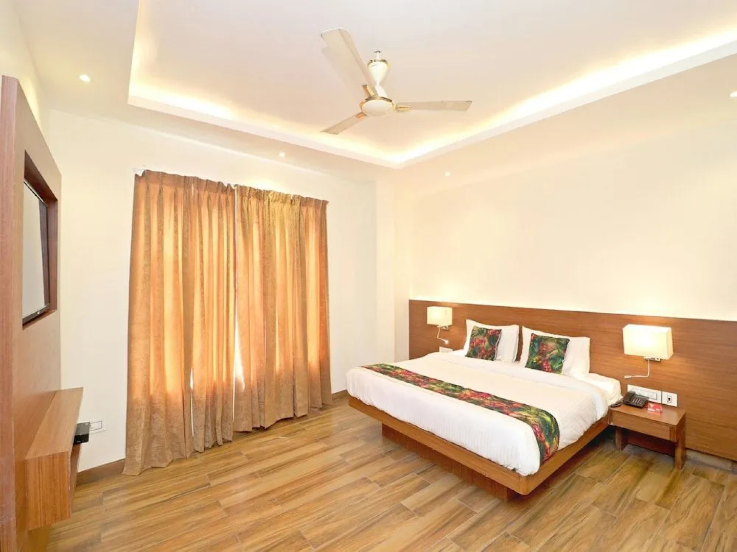 OYO 16082 Hotel Imperial Corner