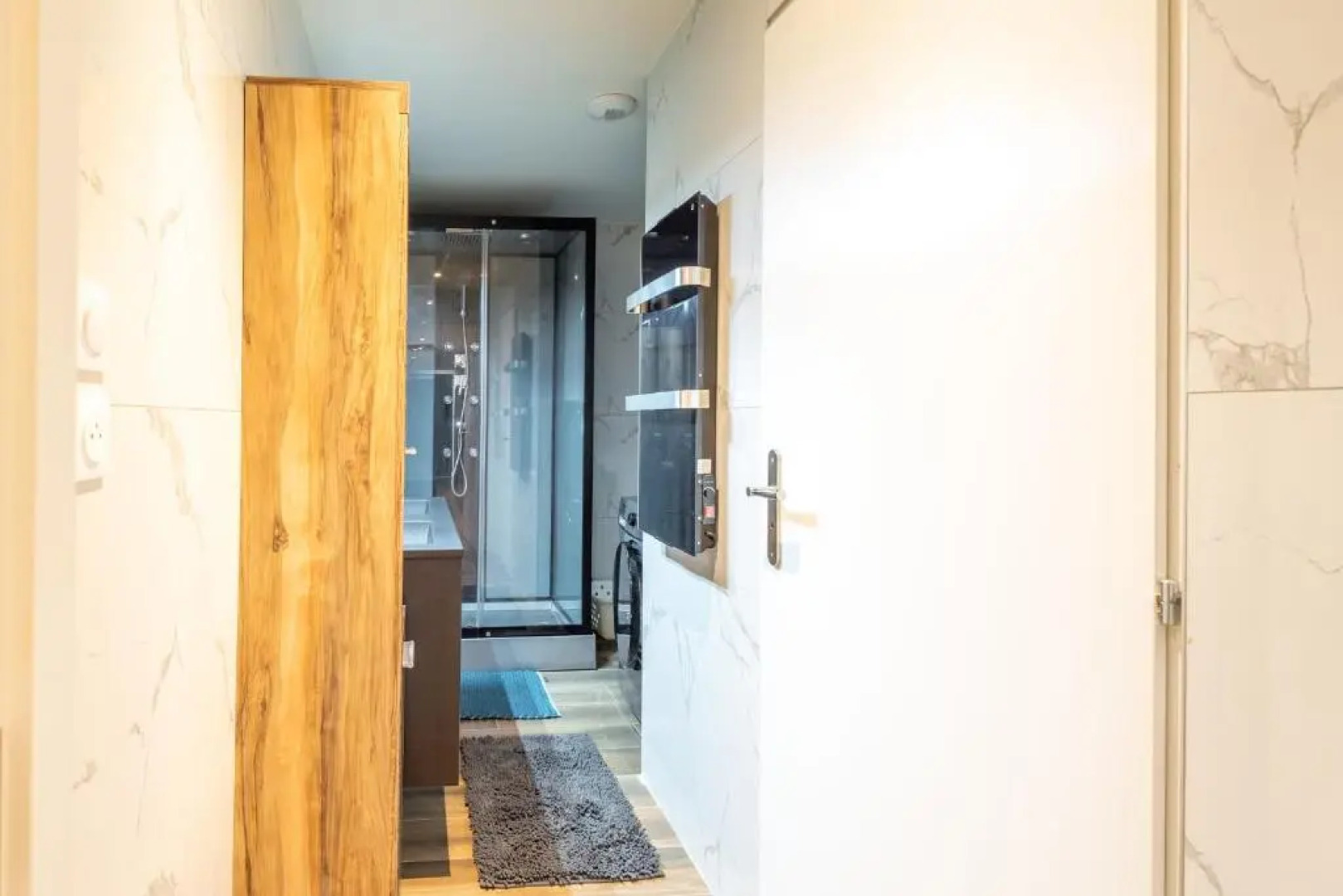 Spacious apartment with two terraces and private parking