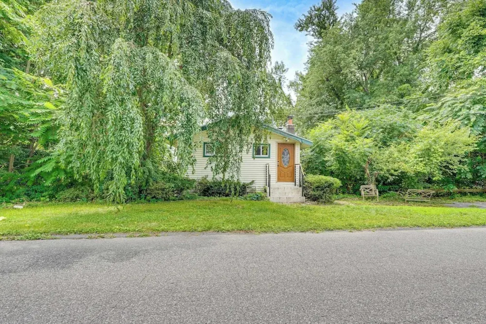Game Room & Yard: Mid-century Modern Kingston Home