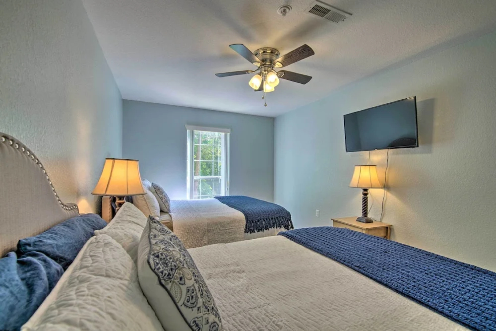 Bright Ozarks Condo w/ Balcony & Lake Views!