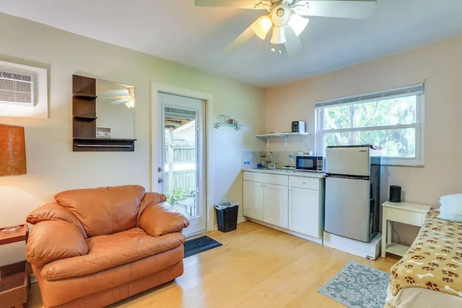 Walkable Studio in Pinellas Park w/ Desk & Patio