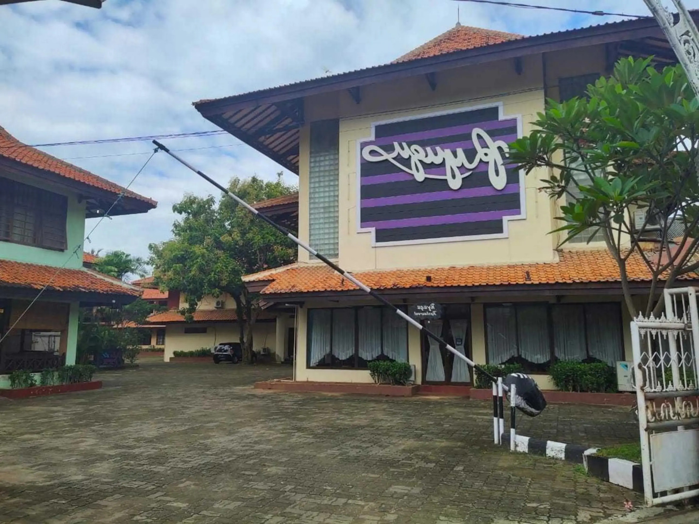 RedDoorz Plus near Tugu Mercusuar Anyer
