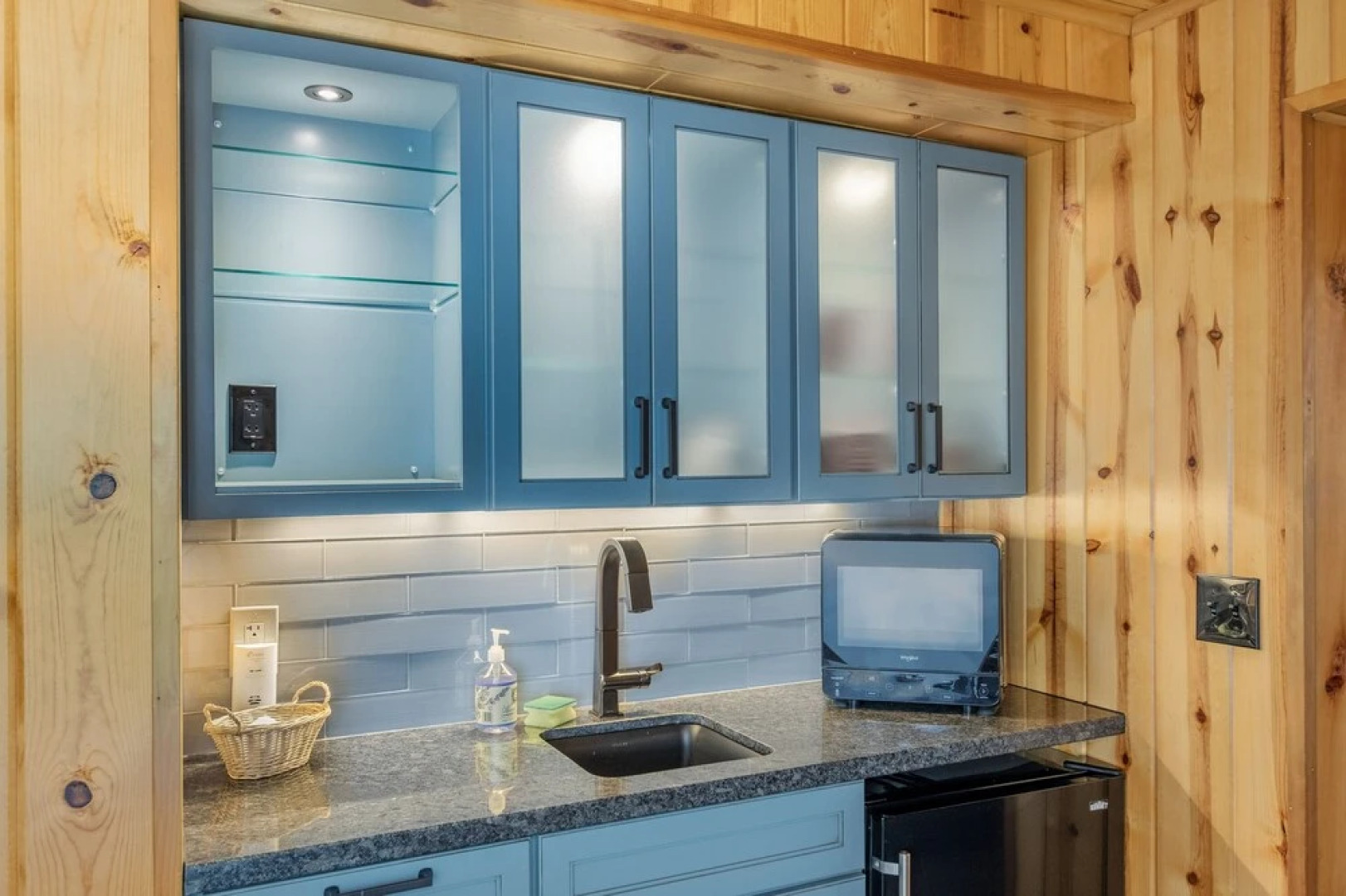 All About The Lake 4 Bedroom Home by NW Comfy Cabins by RedAwning