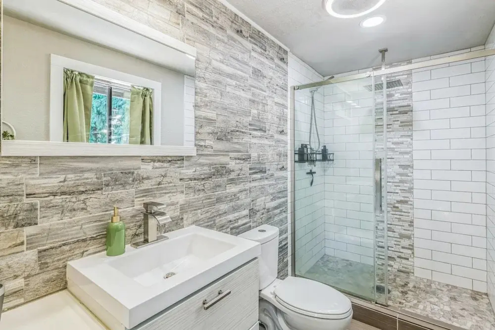 Modern Forest Escape Near Hikes & Lake 6 Bedroom Home