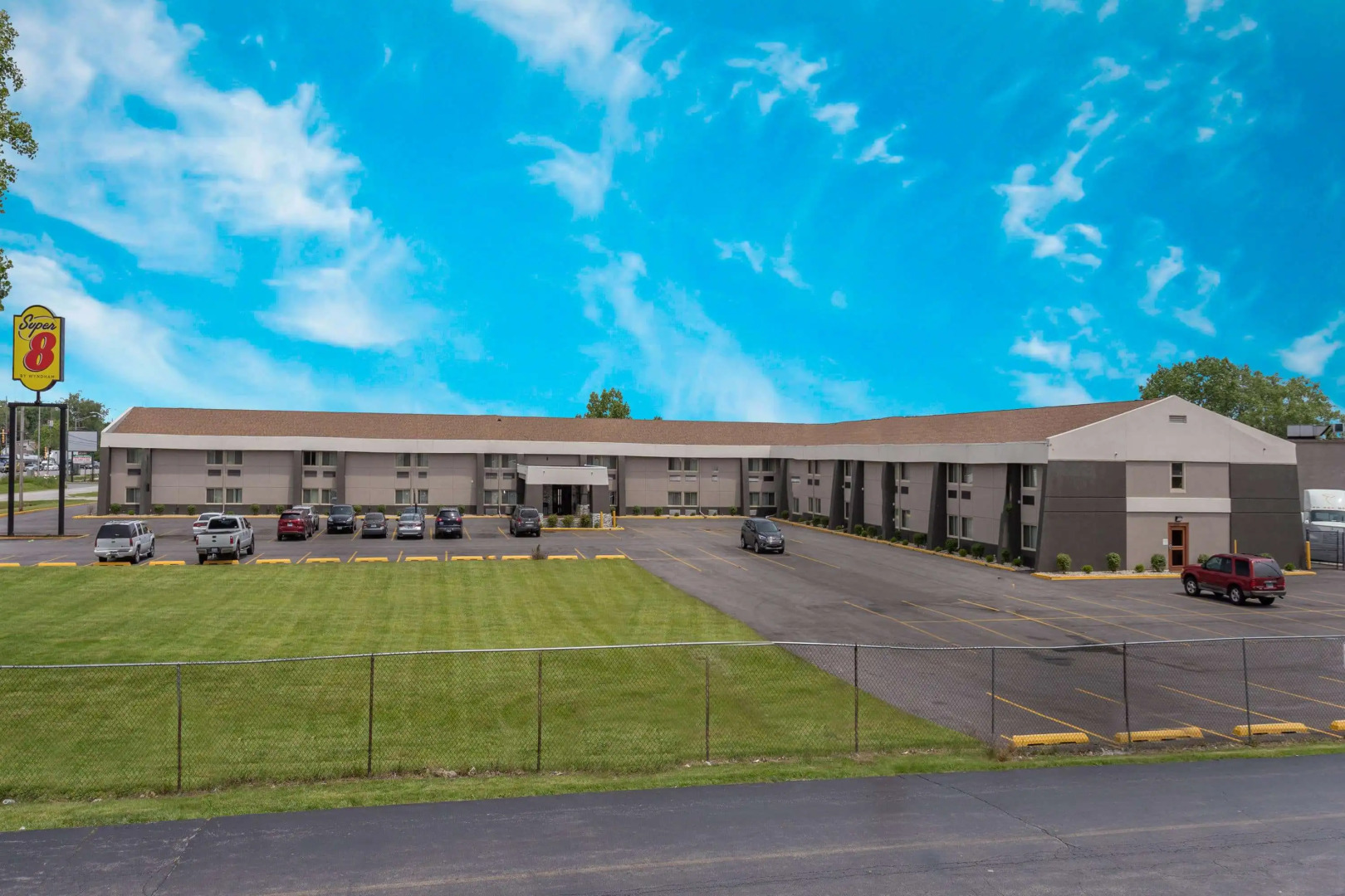 Отель Super 8 by Wyndham South Holland