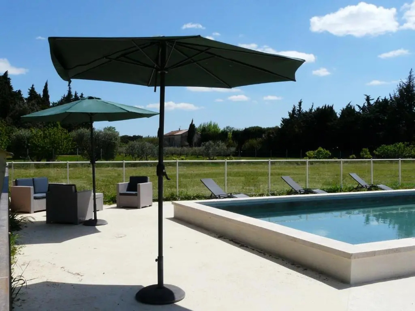 Maison Familiale Climatisée avec Piscine Privée Clôturée et Grand Jardin, située à Fontvieille au cœur des Alpilles, 8 personnes, LS1-256 FERRIERO