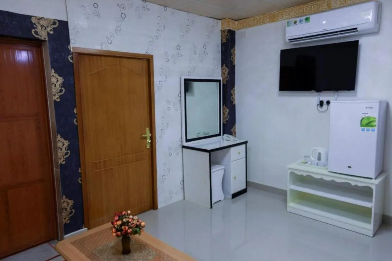 Capital O 141 Golden Rays Hotel