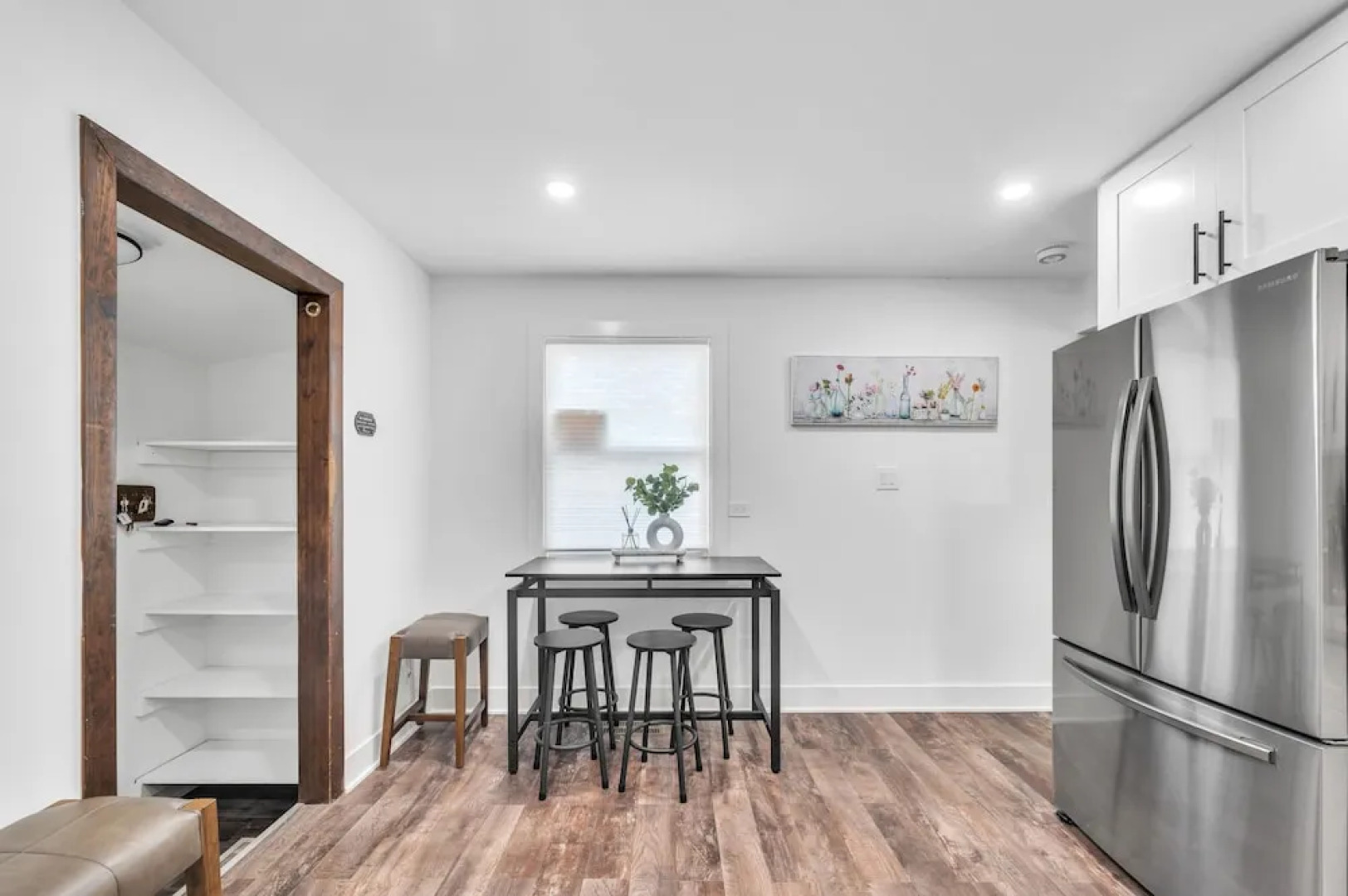 Modern Luxury Amenities Near Woodfield Mall 2 Bedroom Home by RedAwning