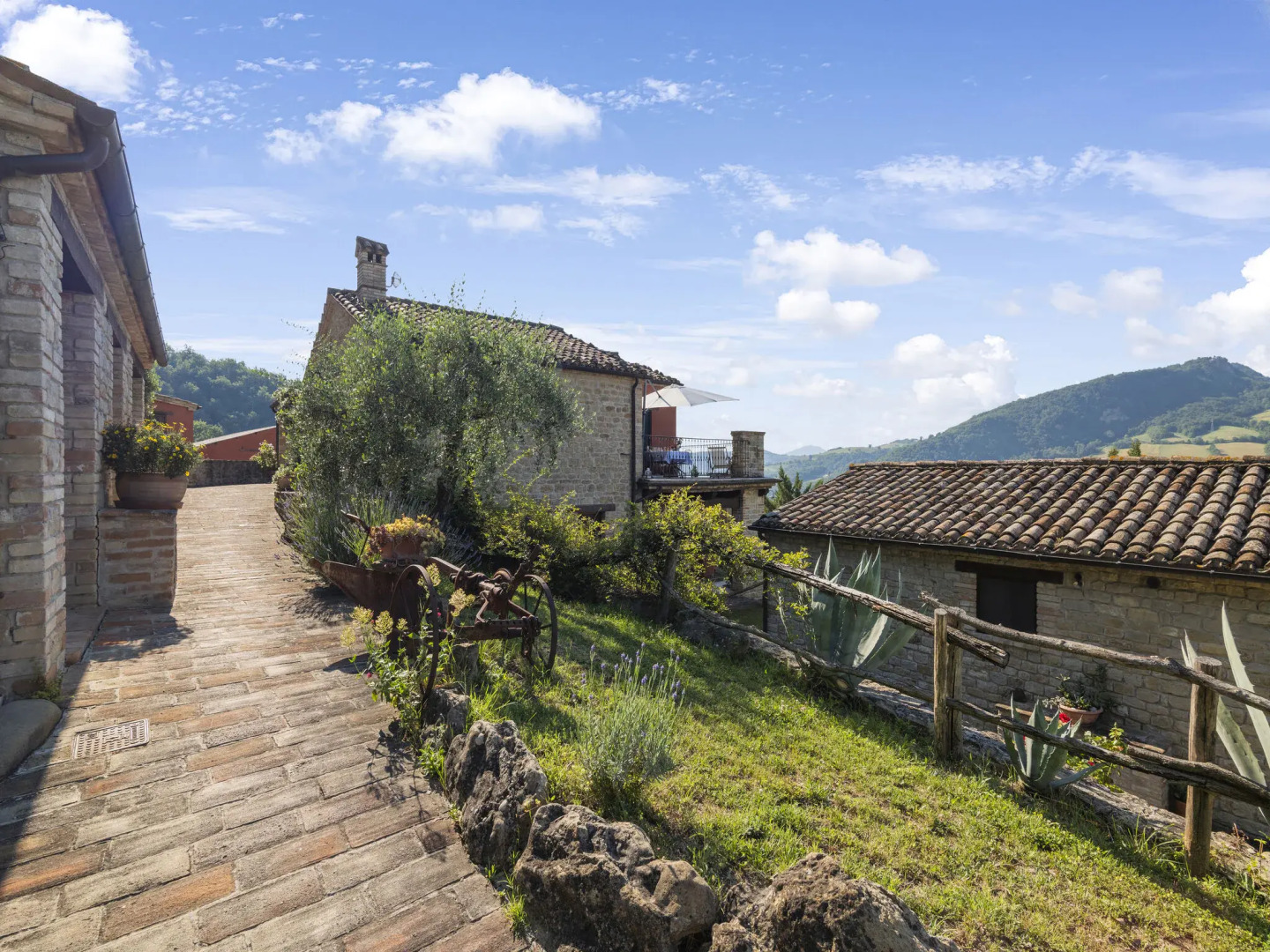 Pretty Holiday Home  with Terrace in Monte San Martino Italy