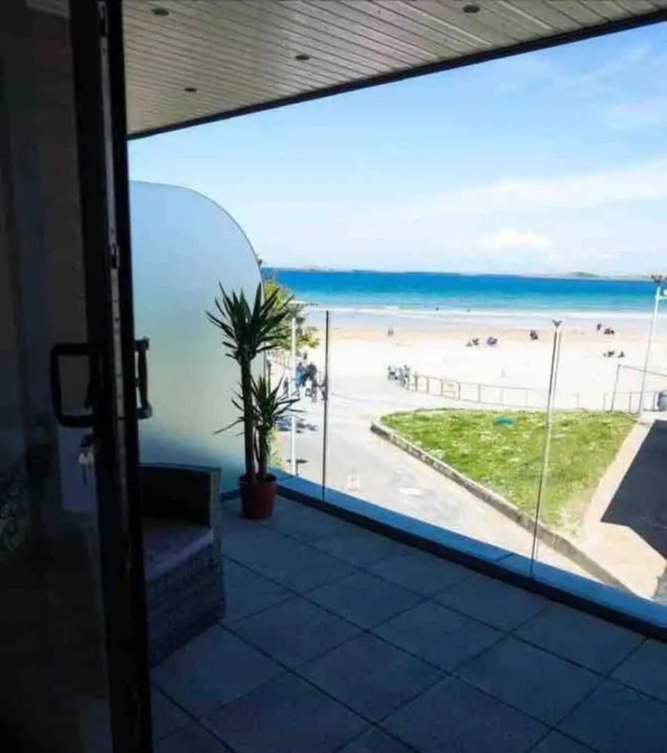 No2 Sandy Bay , Luxury Beachfront Apartment