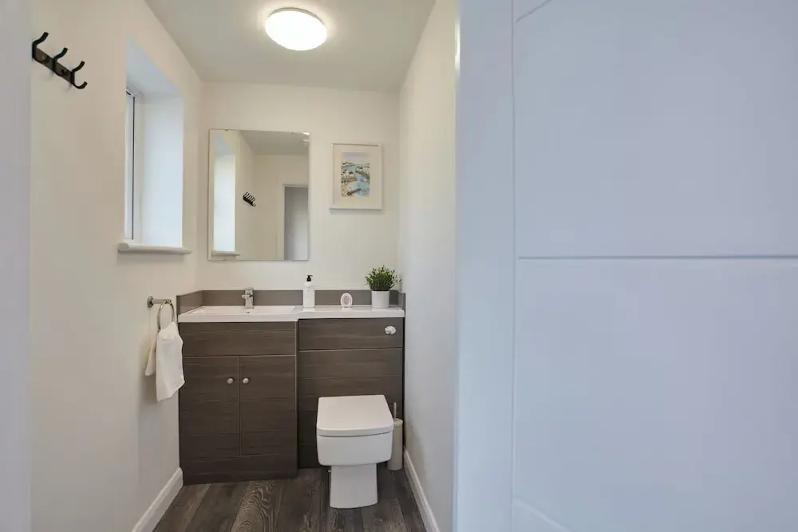 2022 Modern Home In Central Hayle With Parking