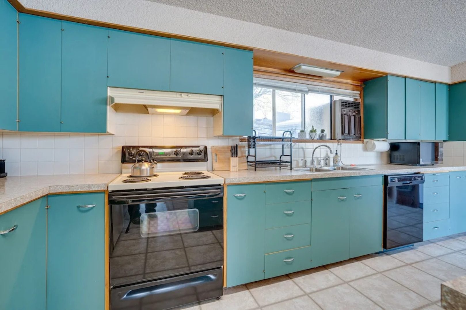 Colorful Lake Chelan Home w/ Saltwater Pool!