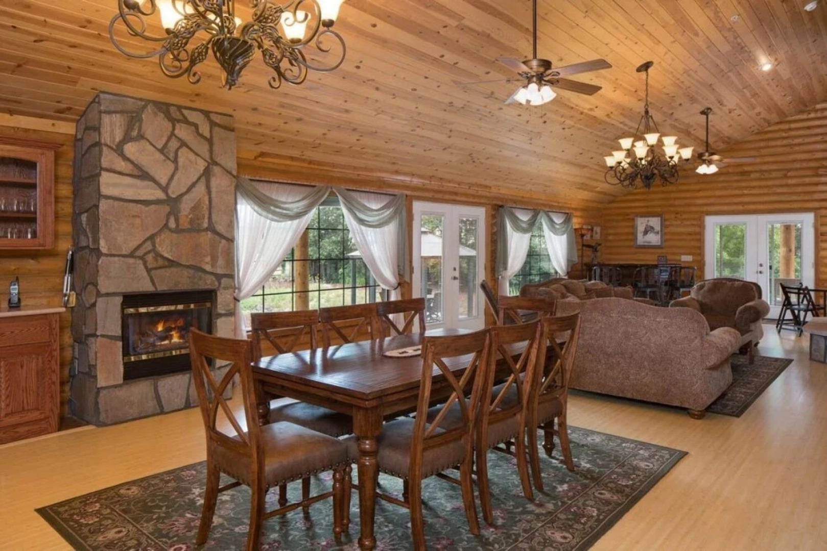 Quarter Horse Inn / Orchid Room