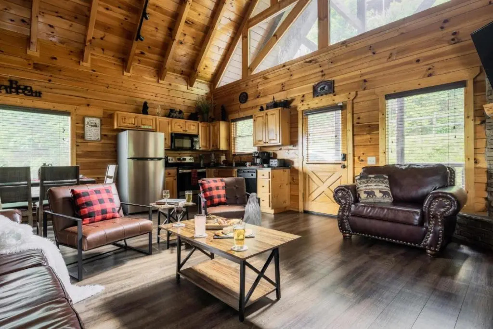 Bear Time Cabin - Scenic Mountain View, Firepit, Hot Tub, Theater, 4BR 3BA Sleeps 14