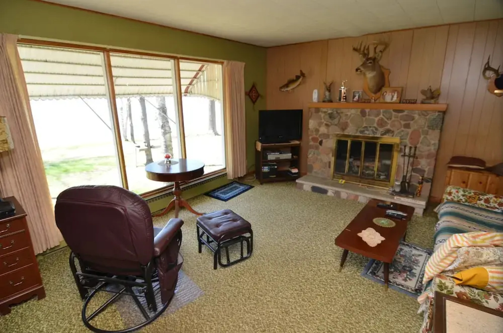 Lakeside Bills Bay Cabin by RedAwning