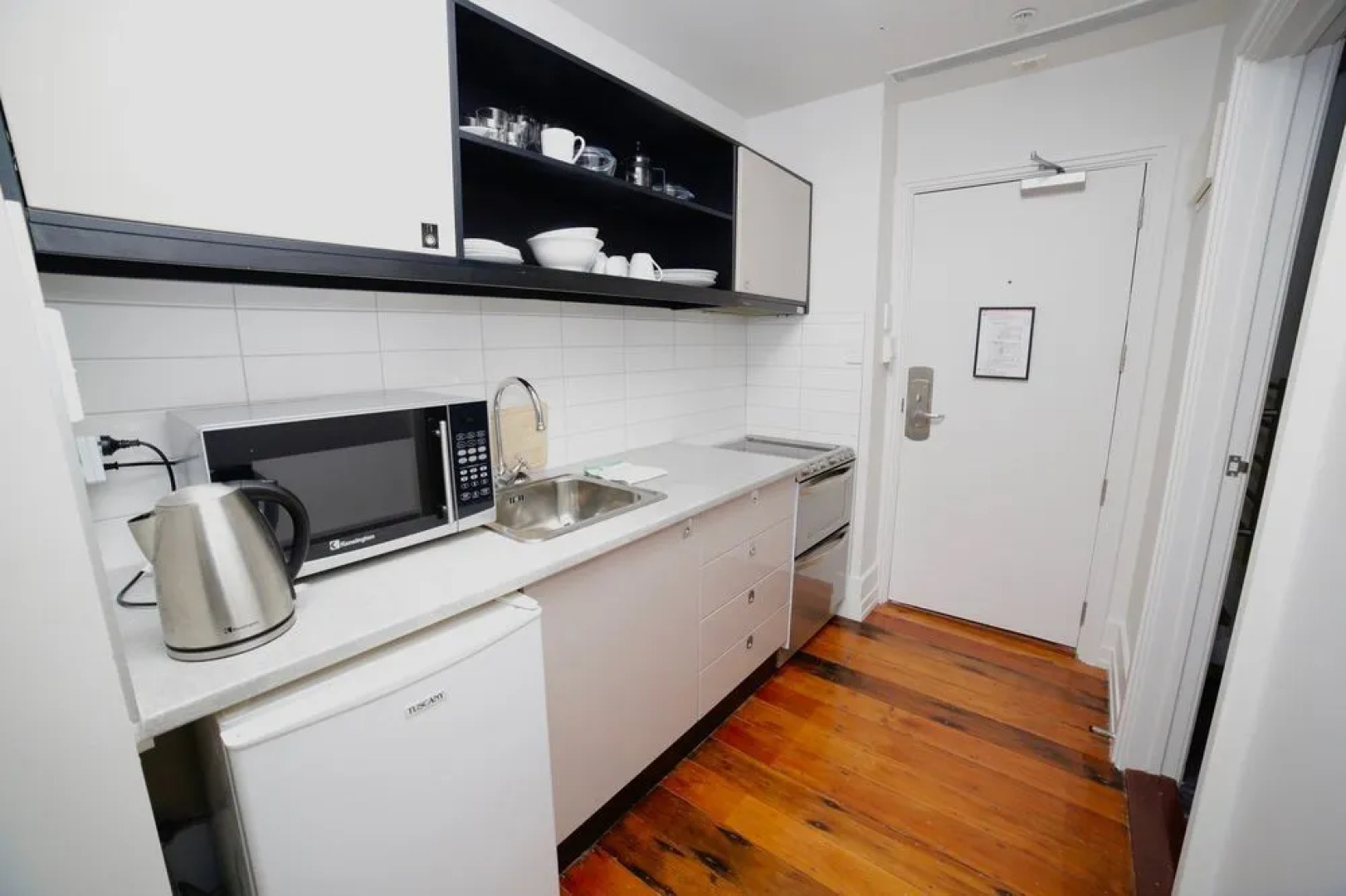 Cosy City Apartment with Pool