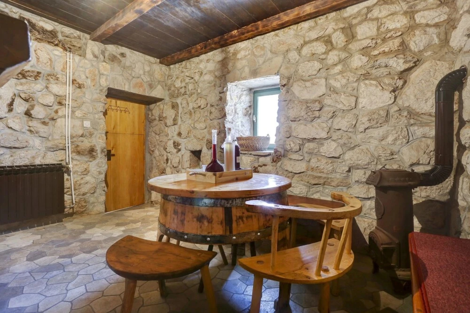 Rustic Stone House Bajeli with Jacuzzi