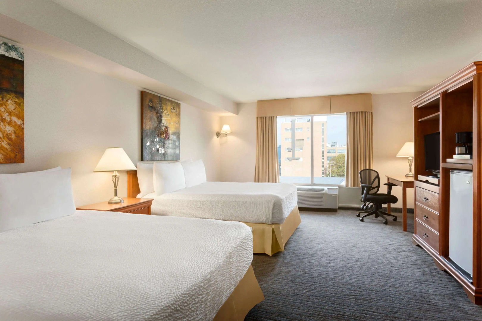 Days Inn & Suites by Wyndham Niagara Falls Centre St. By the Falls