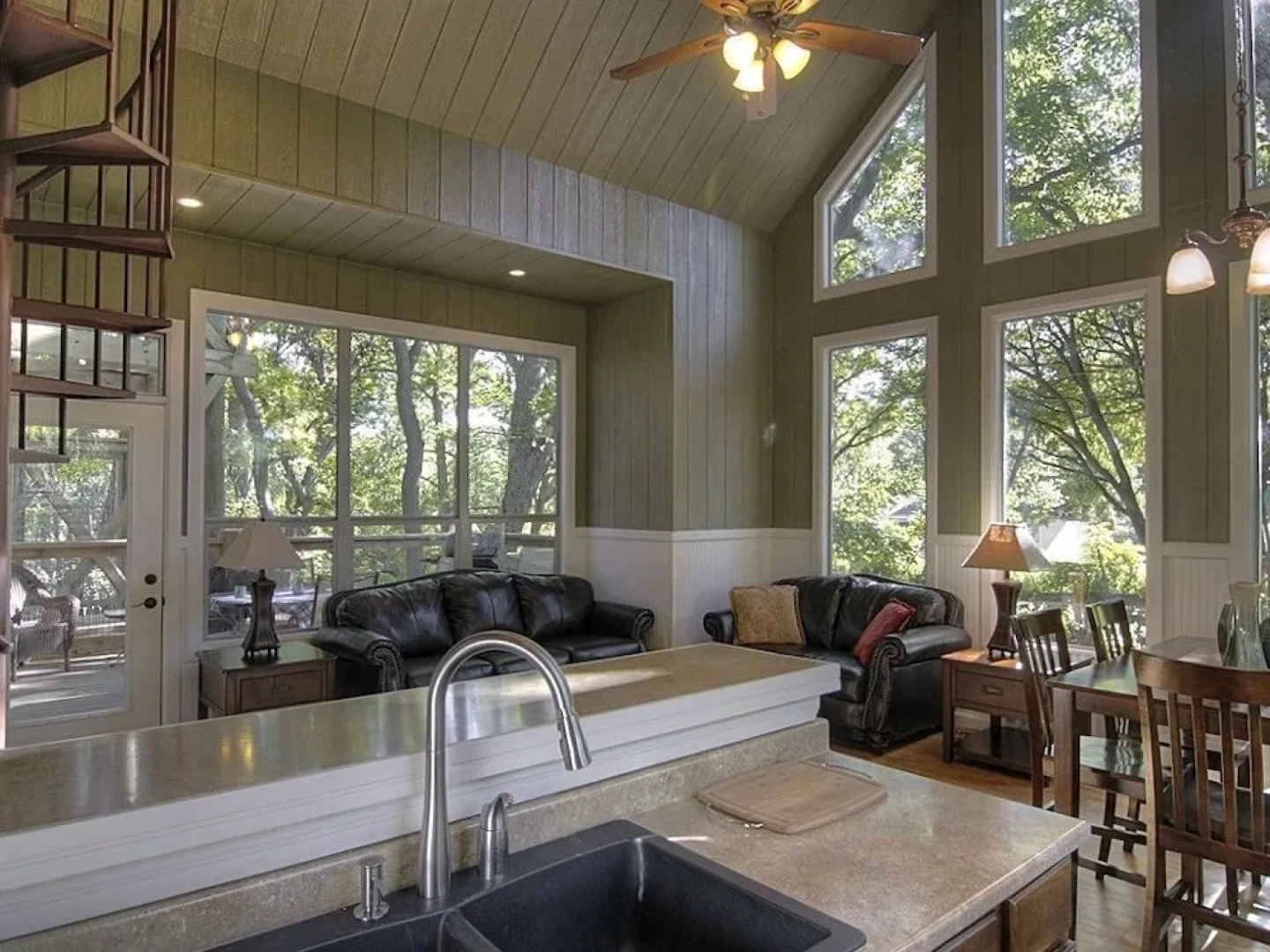 River Rd. Treehouses- Birdseye Perch 1 Bedroom 1 Bathroom Cabin