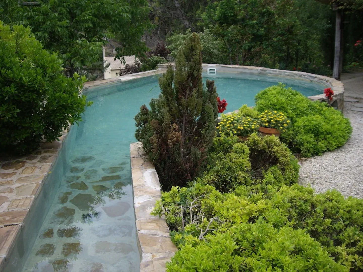 La Casita con jardín frente a la cascada