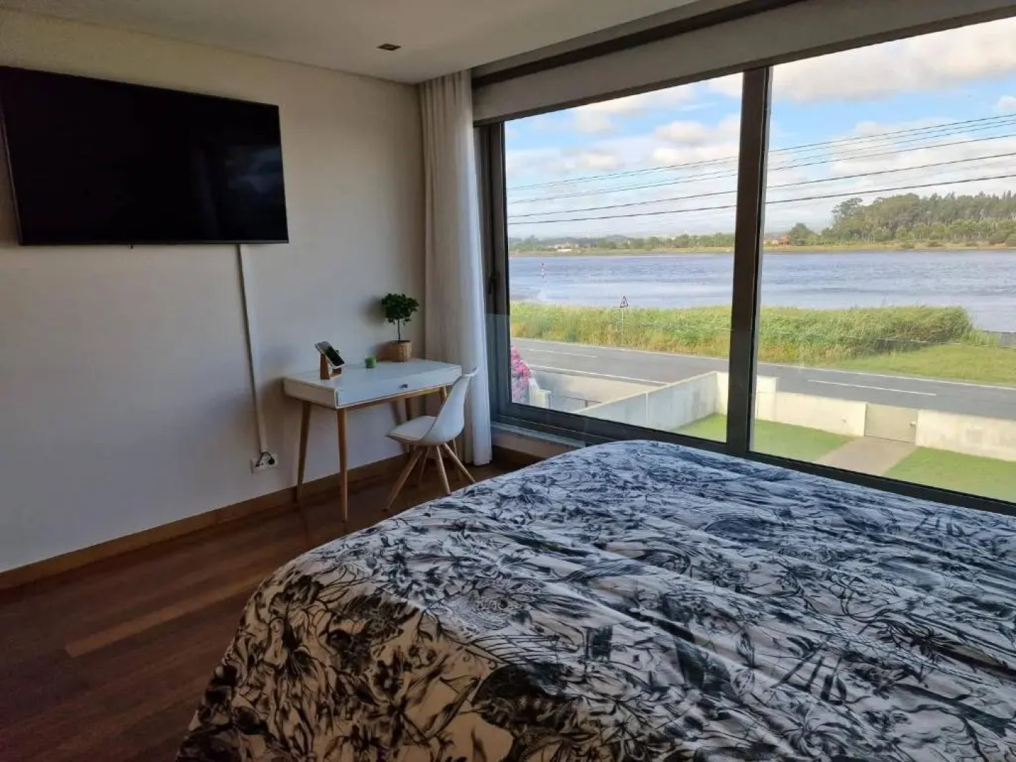 Family house with pool and beautiful river view