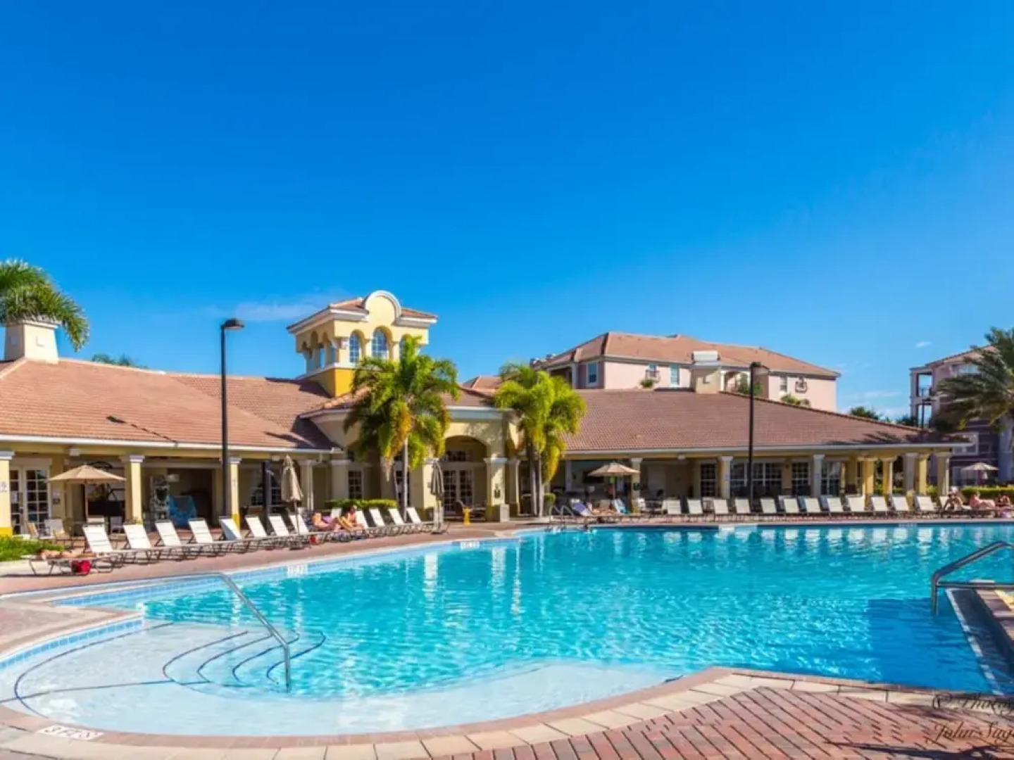 301 - Super Clean & Beautiful. Pools, Gym, Lake