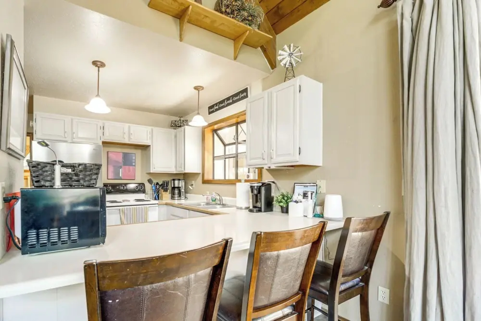 Fire Pit & Wraparound Porch: Munds Park Cabin!