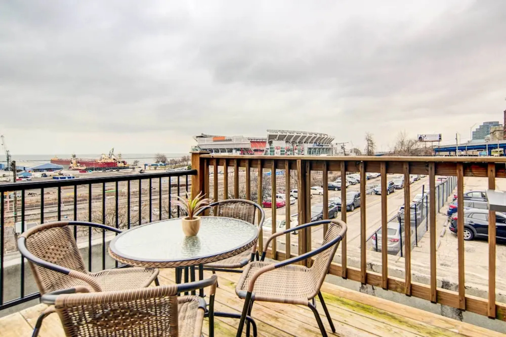 Waterfront Cleveland Apt ~ 1 Mi to Downtown
