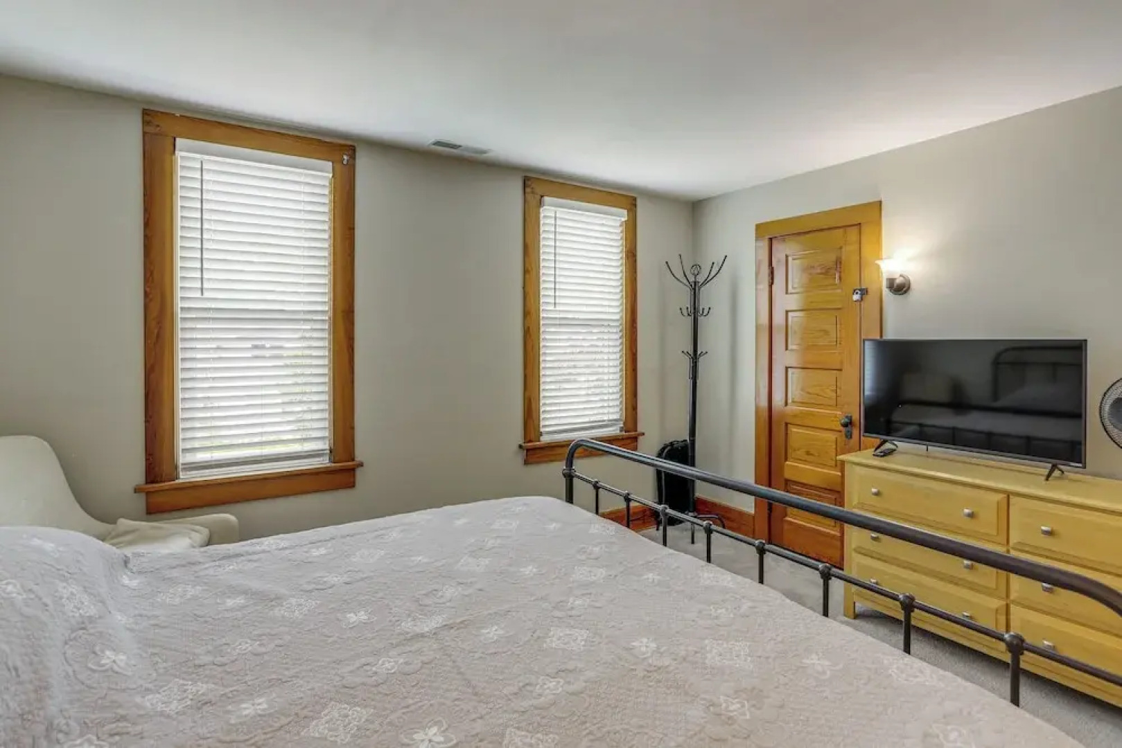 3 Mi to Cedar Point: Sunny Sandusky Home w/ Yard