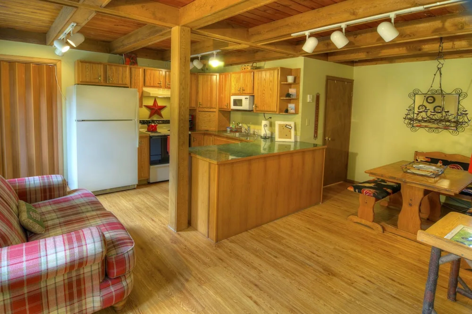 Apres Chalet - Two Bedroom Cabin with Hot Tub