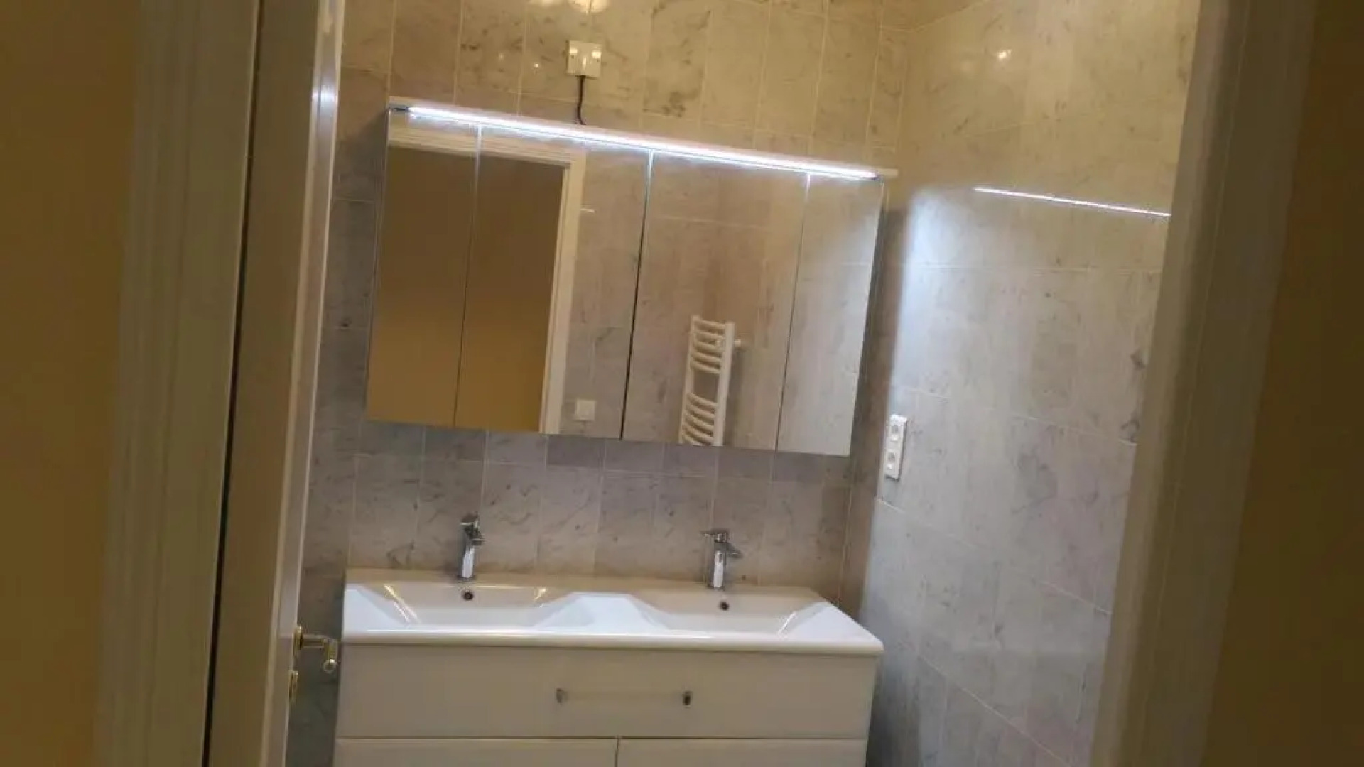 Le Victoria, 2p moderne, les pieds dans l'eau, Parking, Piscine