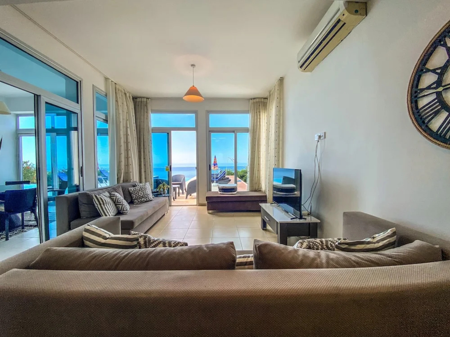 Sea Cliff villa, 4 beds, sleeps 2- 7, Free Wifi, Heated Pool option.