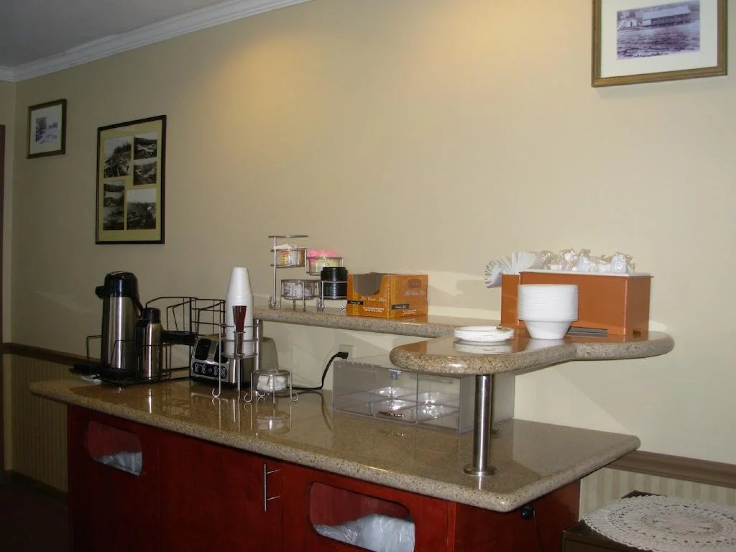 Red Carpet Inn On The Lake